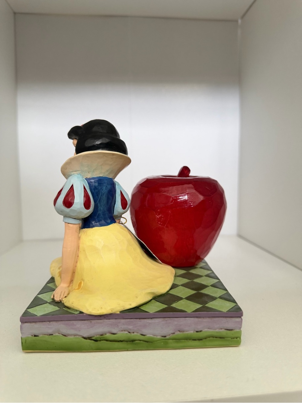 Disney Traditions "Snow White & Apple" - Picture 4 of 5